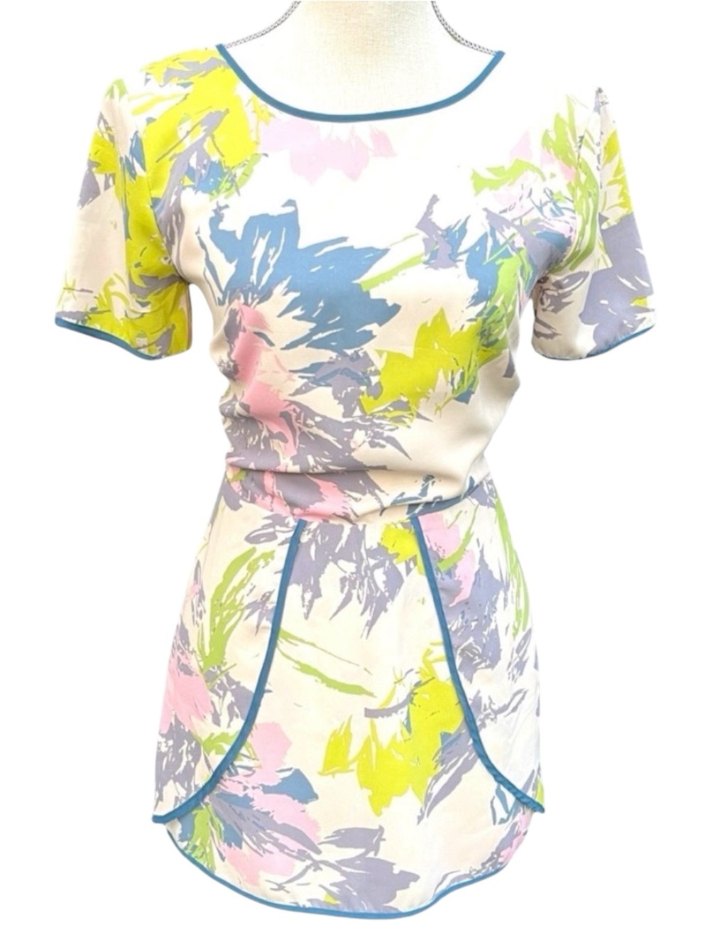 Adelyn Rae Pastel Abstract Floral Short Sleeve Open Back Mini Skort Dress (XS)